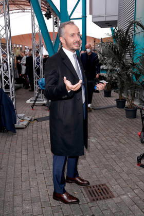 Der Deutsche Fernsehpreis 2021 Jan Böhmermann auf dem roten Teppich bei der Verleihung des Deutschen Fernsehpreises im Tanzbrunnen in Köln. Copyright: xEventpressxGolejewskix