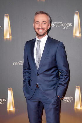 Der Deutsche Fernsehpreis 2021 Jan Böhmermann auf dem roten Teppich bei der Verleihung des Deutschen Fernsehpreises im Tanzbrunnen in Köln. Copyright: xEventpressxGolejewskix