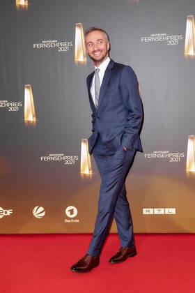 Der Deutsche Fernsehpreis 2021 Jan Böhmermann auf dem roten Teppich bei der Verleihung des Deutschen Fernsehpreises im Tanzbrunnen in Köln. Copyright: xEventpressxGolejewskix