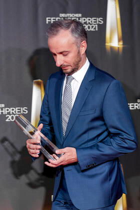 Der Deutsche Fernsehpreis 2021 Preisträger Jan Böhmermann auf dem roten Teppich bei der Verleihung des Deutschen Fernsehpreises im Tanzbrunnen in Köln. Copyright: xEventpressxGolejewskix