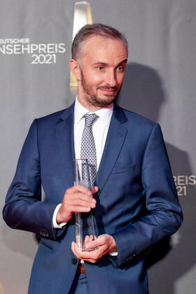 Der Deutsche Fernsehpreis 2021 Preisträger Jan Böhmermann auf dem roten Teppich bei der Verleihung des Deutschen Fernsehpreises im Tanzbrunnen in Köln. Copyright: xEventpressxGolejewskix