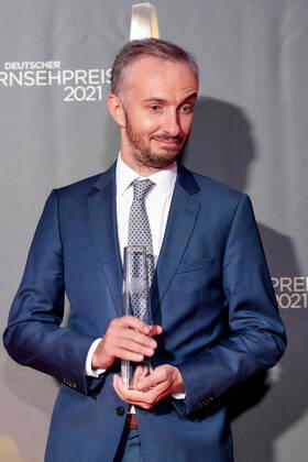 Der Deutsche Fernsehpreis 2021 Preisträger Jan Böhmermann auf dem roten Teppich bei der Verleihung des Deutschen Fernsehpreises im Tanzbrunnen in Köln. Copyright: xEventpressxGolejewskix