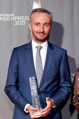Der Deutsche Fernsehpreis 2021 Preisträger Jan Böhmermann auf dem roten Teppich bei der Verleihung des Deutschen Fernsehpreises im Tanzbrunnen in Köln. Copyright: xEventpressxGolejewskix