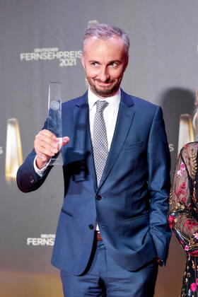 Der Deutsche Fernsehpreis 2021 Preisträger Jan Böhmermann auf dem roten Teppich bei der Verleihung des Deutschen Fernsehpreises im Tanzbrunnen in Köln. Copyright: xEventpressxGolejewskix