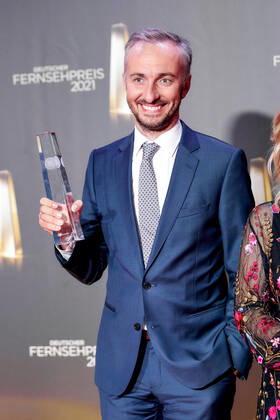 Der Deutsche Fernsehpreis 2021 Preisträger Jan Böhmermann auf dem roten Teppich bei der Verleihung des Deutschen Fernsehpreises im Tanzbrunnen in Köln. Copyright: xEventpressxGolejewskix