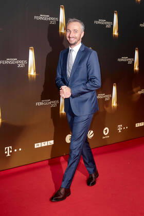 Der Deutsche Fernsehpreis 2021 Jan Böhmermann auf dem roten Teppich bei der Verleihung des Deutschen Fernsehpreises im Tanzbrunnen in Köln. Copyright: xEventpressxGolejewskix