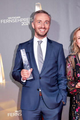 Der Deutsche Fernsehpreis 2021 Preisträger Jan Böhmermann auf dem roten Teppich bei der Verleihung des Deutschen Fernsehpreises im Tanzbrunnen in Köln. Copyright: xEventpressxGolejewskix