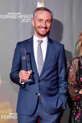Der Deutsche Fernsehpreis 2021 Preisträger Jan Böhmermann auf dem roten Teppich bei der Verleihung des Deutschen Fernsehpreises im Tanzbrunnen in Köln. Copyright: xEventpressxGolejewskix