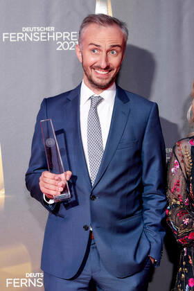 Der Deutsche Fernsehpreis 2021 Preisträger Jan Böhmermann auf dem roten Teppich bei der Verleihung des Deutschen Fernsehpreises im Tanzbrunnen in Köln. Copyright: xEventpressxGolejewskix