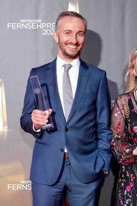 Der Deutsche Fernsehpreis 2021 Preisträger Jan Böhmermann auf dem roten Teppich bei der Verleihung des Deutschen Fernsehpreises im Tanzbrunnen in Köln. Copyright: xEventpressxGolejewskix
