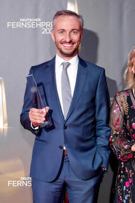 Der Deutsche Fernsehpreis 2021 Preisträger Jan Böhmermann auf dem roten Teppich bei der Verleihung des Deutschen Fernsehpreises im Tanzbrunnen in Köln. Copyright: xEventpressxGolejewskix