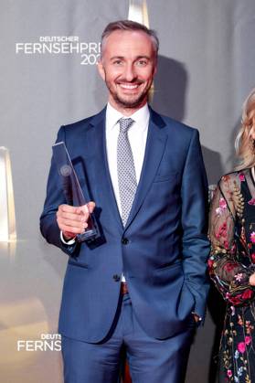 Der Deutsche Fernsehpreis 2021 Preisträger Jan Böhmermann auf dem roten Teppich bei der Verleihung des Deutschen Fernsehpreises im Tanzbrunnen in Köln. Copyright: xEventpressxGolejewskix
