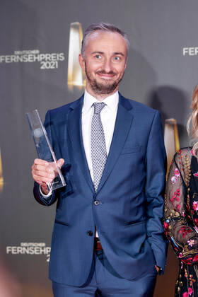 Der Deutsche Fernsehpreis 2021 Preisträger Jan Böhmermann auf dem roten Teppich bei der Verleihung des Deutschen Fernsehpreises im Tanzbrunnen in Köln. Copyright: xEventpressxGolejewskix