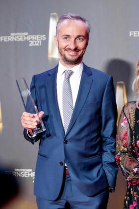Der Deutsche Fernsehpreis 2021 Preisträger Jan Böhmermann auf dem roten Teppich bei der Verleihung des Deutschen Fernsehpreises im Tanzbrunnen in Köln. Copyright: xEventpressxGolejewskix