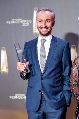 Der Deutsche Fernsehpreis 2021 Preisträger Jan Böhmermann auf dem roten Teppich bei der Verleihung des Deutschen Fernsehpreises im Tanzbrunnen in Köln. Copyright: xEventpressxGolejewskix