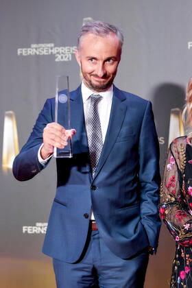 Der Deutsche Fernsehpreis 2021 Preisträger Jan Böhmermann auf dem roten Teppich bei der Verleihung des Deutschen Fernsehpreises im Tanzbrunnen in Köln. Copyright: xEventpressxGolejewskix