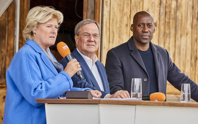Armin Laschet + Monika Grütters + Joe Chialo Deutschland, Berlin: Der Kanzlerkandidat der CDU Armin Laschet präsentiert einen Entwurf Erfolgreicher Neustart für die Kreativwirtschaft gemeinsam mit Monika Grütters und Joe Chialo.