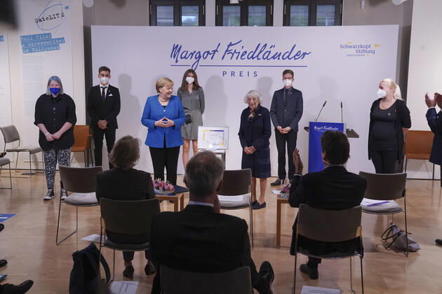 Verleihung des Margot-Friedlaender-Preis 2021 Aktuell,20.09.2021,Berlin, Bundeskanzlerin Dr. Angela Merkel gemeinsam mit der Holocaust Uberlebenden Margot Friedlaender Verleiht Sie den Preis an die Preistraeger und das Projekt Tagebuch der Gefuehle bei der Verleihung des Margot-Friedlaender-Preis Berlin Berlin Deutschland