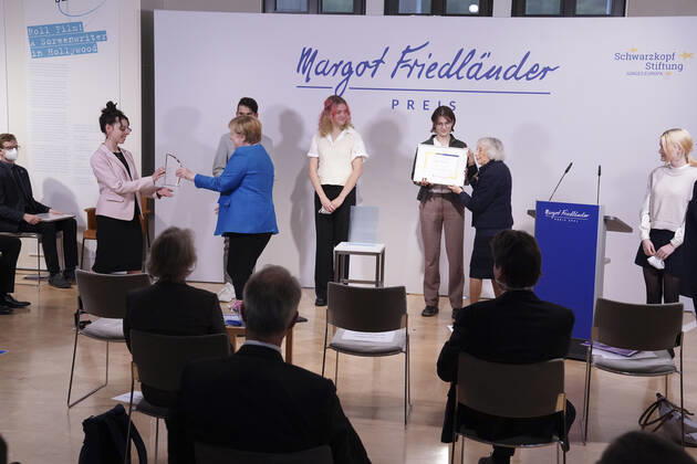 Verleihung des Margot-Friedlaender-Preis 2021 Aktuell,20.09.2021,Berlin, Bundeskanzlerin Dr. Angela Merkel gemeinsam mit der Holocaust Uberlebenden Margot Friedlaender Verleiht Sie den Preis an die Preistraeger und das Projekt Spuren im Stadtbild-Verfolgung und Enteignung juedischer Leipziger bei der Verleihung des Margot-Friedlaender-Preis Berlin Berlin Deutschland