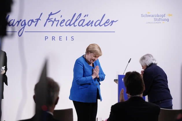 Verleihung des Margot-Friedlaender-Preis 2021 Aktuell,20.09.2021,Berlin, Bundeskanzlerin Dr. Angela Merkel bedankt sich beider Holocaust Uberlebenden Margot Friedlaender bei der Verleihung des Margot-Friedlaender-Preise Berlin Berlin Deutschland