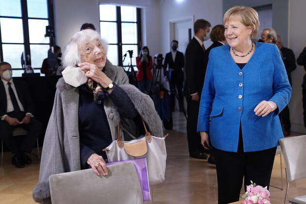 Verleihung des Margot-Friedlaender-Preis 2021 Aktuell,20.09.2021,Berlin, Bundeskanzlerin Dr. Angela Merkel gemeinsam mit der Holocaust Uberlebenden Margot Friedlaender bei der Verleihung des Margot-Friedlaender-Preis Berlin Berlin Deutschland