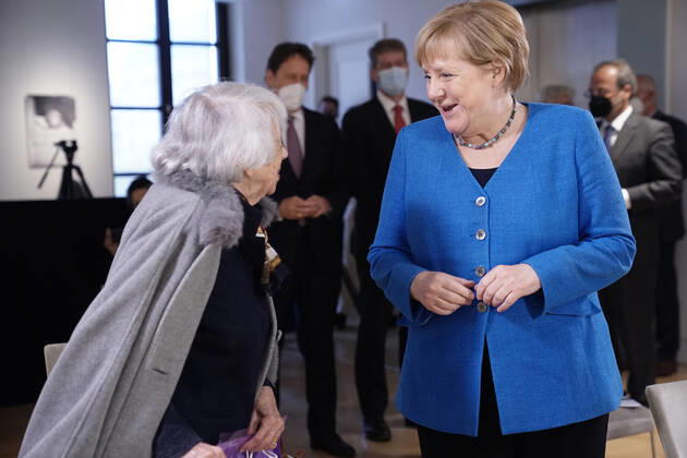 Verleihung des Margot-Friedlaender-Preis 2021 Aktuell,20.09.2021,Berlin, Bundeskanzlerin Dr. Angela Merkel gemeinsam mit der Holocaust Uberlebenden Margot Friedlaender bei der Verleihung des Margot-Friedlaender-Preis Berlin Berlin Deutschland