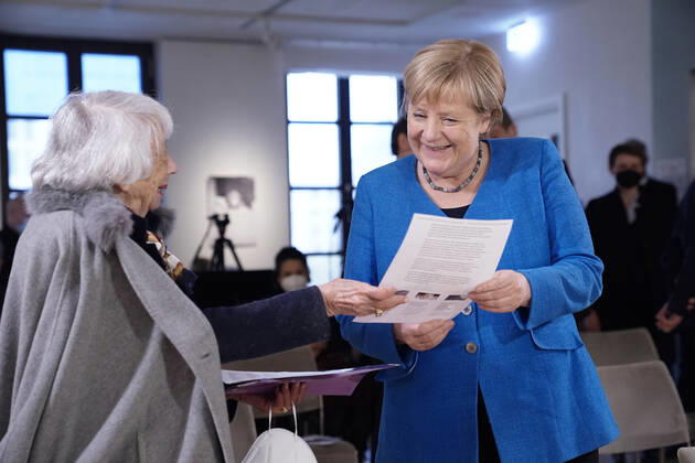 Verleihung des Margot-Friedlaender-Preis 2021 Aktuell,20.09.2021,Berlin, Bundeskanzlerin Dr. Angela Merkel gemeinsam mit der Holocaust Uberlebenden Margot Friedlaender bei der Verleihung des Margot-Friedlaender-Preis Berlin Berlin Deutschland