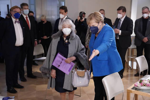 Verleihung des Margot-Friedlaender-Preis 2021 Aktuell,20.09.2021,Berlin, Bundeskanzlerin Dr. Angela Merkel gemeinsam mit der Holocaust Uberlebenden Margot Friedlaender bei der Verleihung des Margot-Friedlaender-Preis Berlin Berlin Deutschland