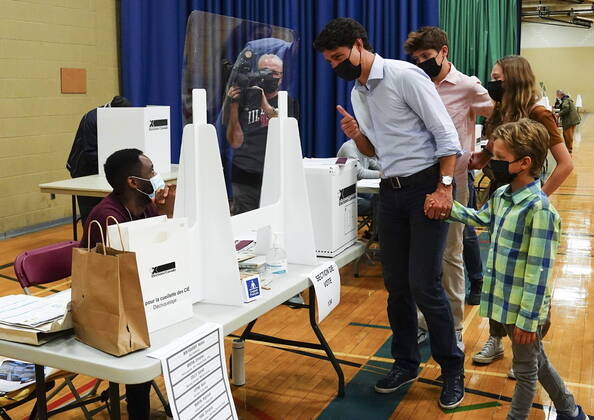 Bilder des Jahres 2021, News 09 September News Themen der Woche KW38 News Bilder des Tages September 20, 2021, Montreal, Quebec, Canada: Liberal leader Justin Trudeau votes with the help of his children, clockwise from top, Xavier, Ella-Grace and Hadrien, in his riding of Papineau, Montreal, Quebec on Monday, Sept. 20, 2021. Montreal Canada - ZUMAc35_ 20210920_zaf_c35_034 Copyright: xSeanxKilpatrickx
