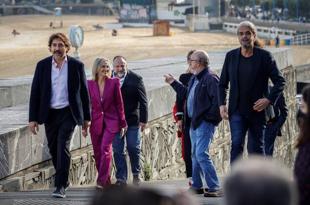 Spanish film maker, Fernando León de Aranoa (R), producer Jaume Roures (2R), and actors and cast members Javier Bardem (L), Fernando Arbizu (3L) and Sonia Almarcha pose after presenting the film El Buen Patron (lit: The Good Boss) at the 69th San Sebastian International Film Festival (SSIFF), in San Sebastian, Spain, 21 September 2021. The festival runs from 17 to 25 September. 69th San Sebastian International Film Festival !ACHTUNG: NUR REDAKTIONELLE NUTZUNG!  Copyright: xJavierxEtxezarretax GRAFCAV8412 20210921-4749d0af3ab5010e305f11fb1ec561b6101726b9