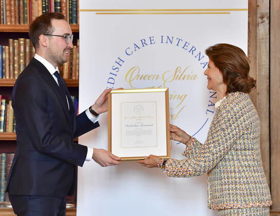 STOCKHOLM 20210921 Queen Silvia of Sweden hand out a scholarship from Queen Silvia Nursing Award to year 2020 winner Radoslaw Romanek from Poland during a ceremony at the Royal palace in Stockholm, Sweden September 21, 2021 STOCKHOLM Sweden x10030x,  Copyright: xJonasxEkströmer TTx QUEEN SILVIA NURSING AWARD