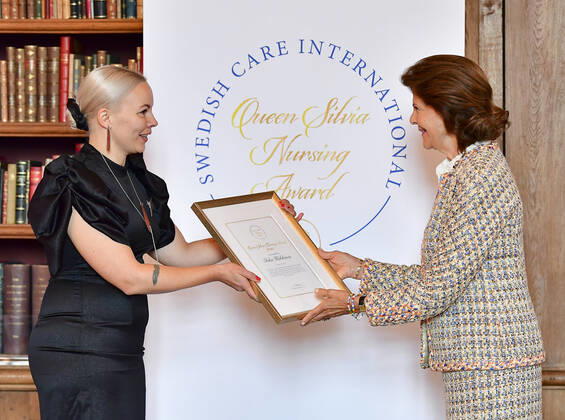 STOCKHOLM 20210921 Queen Silvia of Sweden hand out a scholarship from Queen Silvia Nursing Award to year 2020 winner Inka Hakkinen from Finland during a ceremony at the Royal palace in Stockholm, Sweden September 21, 2021 STOCKHOLM Sweden x10030x,  Copyright: xJonasxEkströmer TTx QUEEN SILVIA NURSING AWARD