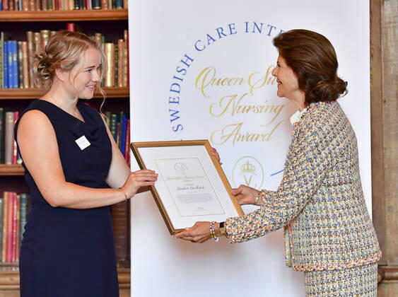 STOCKHOLM 20210921 Queen Silvia of Sweden hand out a scholarship from Queen Silvia Nursing Award to year 2020 winner Lisabet Lindbäck from Swedenduring a ceremony at the Royal palace in Stockholm, Sweden September 21, 2021 STOCKHOLM Sweden x10030x,  Copyright: xJonasxEkströmer TTx QUEEN SILVIA NURSING AWARD