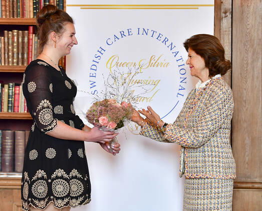 STOCKHOLM 20210921 Queen Silvia of Sweden hand out a scholarship from Queen Silvia Nursing Award to year 2019 winner Agnieszka Napieralska from Poland during a ceremony at the Royal palace in Stockholm, Sweden September 21, 2021 STOCKHOLM Sweden x10030x,  Copyright: xJonasxEkströmer TTx QUEEN SILVIA NURSING AWARD