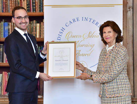 STOCKHOLM 20210921 Queen Silvia of Sweden hand out a scholarship from Queen Silvia Nursing Award to year 2020 winner Radoslaw Romanek from Poland during a ceremony at the Royal palace in Stockholm, Sweden September 21, 2021 STOCKHOLM Sweden x10030x,  Copyright: xJonasxEkströmer TTx QUEEN SILVIA NURSING AWARD