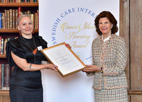 STOCKHOLM 20210921 Queen Silvia of Sweden hand out a scholarship from Queen Silvia Nursing Award to year 2020 winner Inka Hakkinen from Finland during a ceremony at the Royal palace in Stockholm, Sweden September 21, 2021 STOCKHOLM Sweden x10030x,  Copyright: xJonasxEkströmer TTx QUEEN SILVIA NURSING AWARD