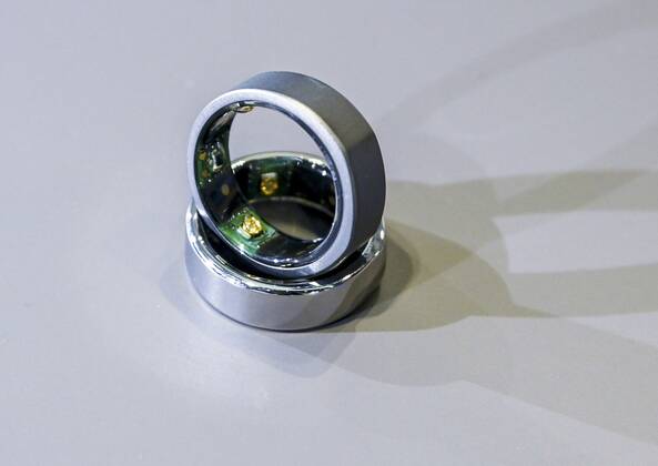 An Oura smart ring pictured in an Elisa Shop in Helsinki, Finland, on September 23, 2021. The Oura ring is a smart ring used to track sleep and physical activities. Helsinki Finland  Copyright: xMarkkuxUlanderx LKKTH20210923104356LSEP