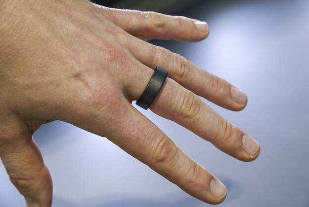 An Oura smart ring pictured in an Elisa Shop in Helsinki, Finland, on September 23, 2021. The Oura ring is a smart ring used to track sleep and physical activities. Helsinki Finland  Copyright: xMarkkuxUlanderx LKKTH20210923104442KFNR