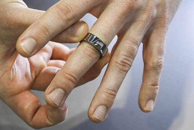 An Oura smart ring pictured in an Elisa Shop in Helsinki, Finland, on September 23, 2021. The Oura ring is a smart ring used to track sleep and physical activities. Helsinki Finland  Copyright: xMarkkuxUlanderx LKKTH20210923104501ECBQ