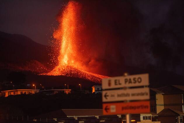 Bilder des Jahres 2021, News 09 September News Themen der Woche KW38 News Bilder des Tages Lava and smoke rise from the volcanic eruption in Laguna mountain from the village of El Paso in La Palma island, Canary Islands, 23 September 2021. The new volcano began to erupt in Rajada Mountain in the municipality of El Paso on 19 September. The area had registered hundreds of small earthquakes along the week as magma pressed the subsoil on its way out, urging the regional authorities to evacuate locals before the eruption took place. Volcanic eruption in La Palma !ACHTUNG: NUR REDAKTIONELLE NUTZUNG!  Copyright: xCarlosxdexSaax GRAFCAN3611 20210923-b46e6b0ceff19c98f7c60f89a1c08e058e1f9881