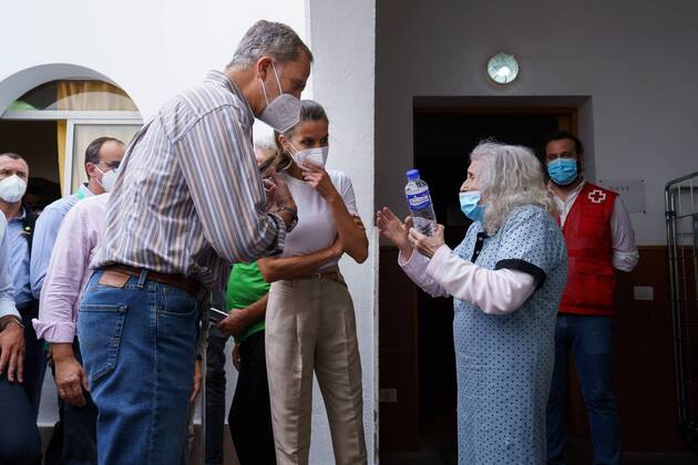 Bilder des Jahres 2021, Entertainment 09 September Entertainment Bilder des Tages Spanish King Felipe VI (L) and Queen Letizia (C) chats with the evacuated due to the volcanic eruption that have been moved to El Fuerte bulding at Brena Baja village in La Palma, Canary Islands, Spain on 23 September 2021. The new volcano began to erupt in Rajada Mountain in the municipality of El Paso on 19 September. The area had registered hundreds of small earthquakes along the week as magma pressed the subsoil on its way out, urging the regional authorities to evacuate locals before the eruption took place Volcanic eruption in La Palma !ACHTUNG: NUR REDAKTIONELLE NUTZUNG!  Copyright: xRamonxdexlaxRochax GRAFCAN3636 20210923-877616293106267fde85d322035ce02995792ce7