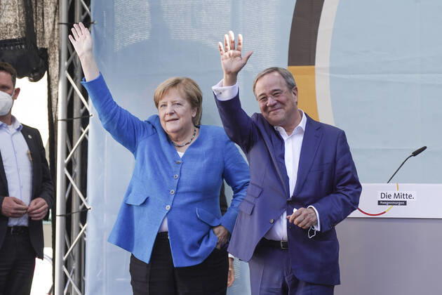 Bilder des Jahres 2021, News 09 September News Themen der Woche KW38 News Bilder des Tages Wahlkampf Abschluss der CDU Bundespartei Aktuell, 25.09.2021,Aachen, Angela Merkel die deutsche CDU Bundeskanzlerin gemeinsam mit Armin Laschet auf der Buehne beim Wahlkampfabschluss der Partei in Aachen-Burtscheid Aachen Nordrhein-Westfalen Deutschland