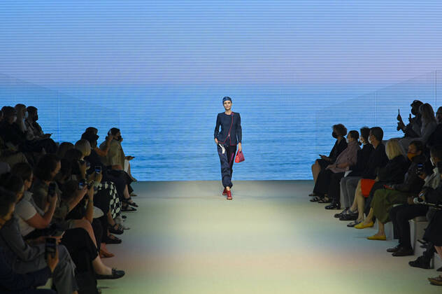 Bilder des Jahres 2021, Entertainment 09 September Entertainment Bilder des Tages Milan, Milan Fashion Week, Women Spring Summer 2022. Milan, Women s Fashion, Spring Summer 2022. GIORGIO ARMANI fashion show Pictured: model  Copyright: xRiccardoxGiordanox xIPAx xModaxMilanox