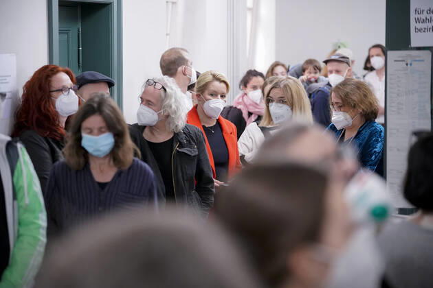 Bilder des Jahres 2021, News 09 September News Themen der Woche KW38 News Bilder des Tages Franziska Giffey Spitzenkandidatin der SPD Berlin bei ihrer Stimmabgabe zur Abgeordnetenhauswahl Aktuell, 26.09.2021, Franziska Giffey Spitzenkandidatin der SPD Berlin fuer die Abgeordnetenhauswahl und SPD-Landesvorsitzende in der Schlange des Wahllokal zur Wahl des Abgeordnetenhaus sowie der Bundestagswahl in ihrem Wahlkreis Friedrichshain Berlin Berlin Deutschland