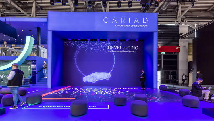 Cariad SE (Eigenschreibweise CARIAD) ist eine Automotive-Software-Tochter im Volkswagen-Konzern. Der Konzern bündelt in ihr seine Software-Entwicklung, einschließlich der Arbeit an einer einheitlichen Software-Plattform für alle Pkw-Marken des Volkswagen-Konzerns, dem vw.os und der Volkswagen Automotive Cloud. IAA MOBILITY in München. DEU, Deutschland, Bayern, München, Munich.