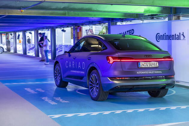 Automated Valet Parking. IAA MOBILITY in München. Statt Autoshow hat sich die Messe zu einer ganzheitlichen Mobilitätsmesse gewandelt. Autos werden fast ausschließlich mit Elektromotoren gezeigt, Verbrennermotoren sind Geschichte. DEU, Deutschland, Bayern, München, Munich.