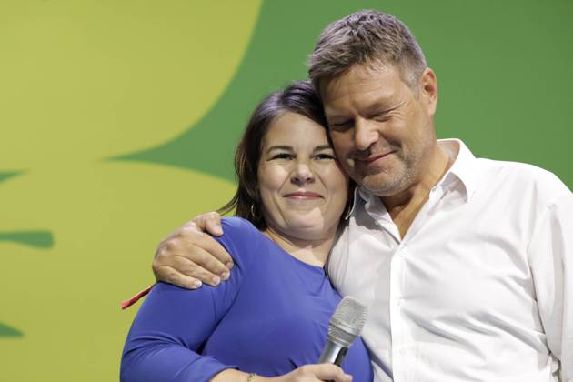 Bilder des Jahres 2021, News 09 September News Themen der Woche KW38 News Bilder des Tages Annalena Baerbock, Kanzlerkandidatin und Bundesvorsitzende Buendnis 90 Die Gruenen, mit Robert Habeck am Wahlabend in der Columbiahalle, DEU, Berlin, 26.09.2021