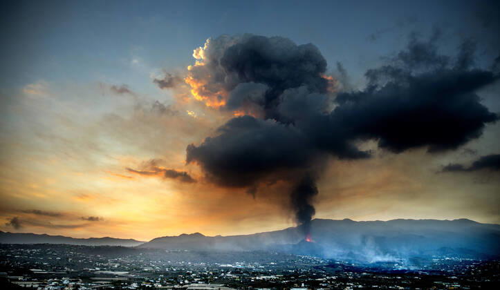 Bilder des Jahres 2021, News 09 September News Themen der Woche KW39 News Bilder des Tages VOLCÃN CUMBRE VIEJA Erupcion del volcan Cumbre Vieja en La Palma. En la imagen, amanecer desde el monte de La Laguna. Cumbre Vieja eruption in La Palma. In this picture, sunrise from La Laguna hill. MADRID ESPANA 117413061
