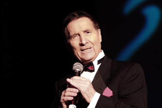 Der österreichische Entertainer Freddy Quinn (geb. 27. September 1931 in Niederfladnitz Niederösterreich als Franz Eugen Helmuth Manfred Nidl später Nidl-Petz) während eines Auftrittes im Kulturpalast in Dresden.
