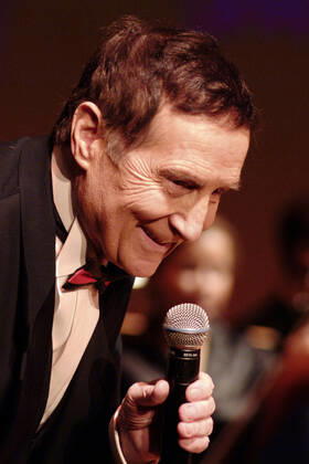 Der österreichische Entertainer Freddy Quinn (geb. 27. September 1931 in Niederfladnitz Niederösterreich als Franz Eugen Helmuth Manfred Nidl später Nidl-Petz) während eines Auftrittes im Kulturpalast in Dresden.